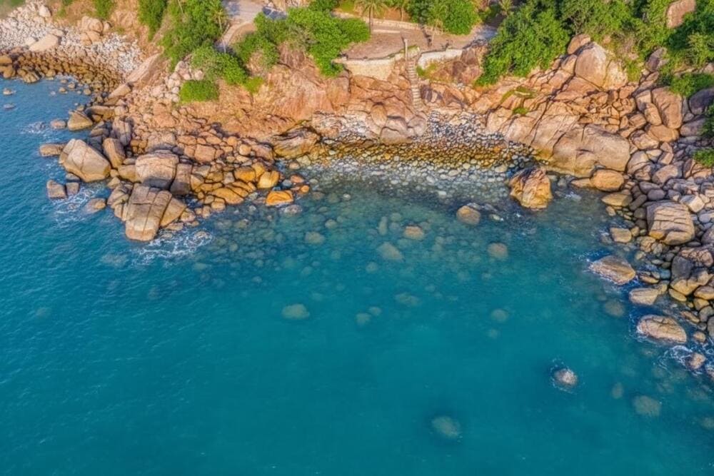 Kh&aacute;m ph&aacute; vẻ đẹp nguy&ecirc;n sơ với b&atilde;i đ&aacute; trứng độc đ&aacute;o giữa biển trời kho&aacute;ng đạt.